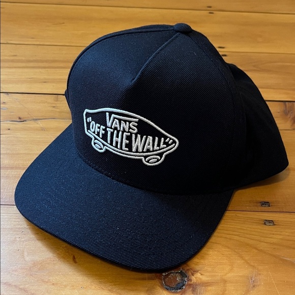 VANS NWOT Off The Wall Classic Snap Back Hat Cap Black White Embroidered Mens - Picture 2 of 6
